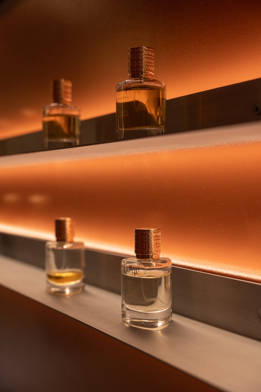 Flaconi di profumo di nicchia sulla mensola